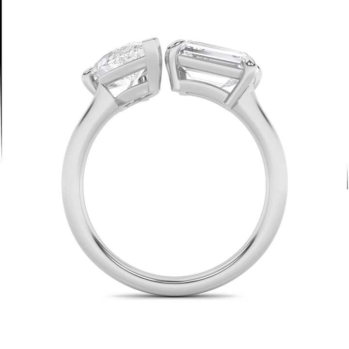 3Cttw Emerald Shaped Lab Grown Diamond (F/VS) Toiet Moi Fashiion Ring in 14K Gold